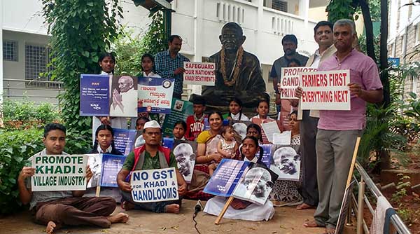 ಜಿಎಸ್‌ಟಿ ತೆರಿಗೆ ವ್ಯಾಪ್ತಿಯಿಂದ ಖಾದಿ ಉತ್ಪನ್ನಗಳನ್ನು ಕೈ ಬಿಡಲು ಆಗ್ರಹ